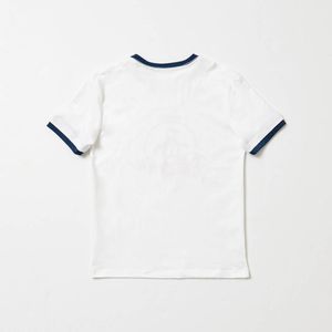 PLAYERA CON ESTAMPADO Y BORDADO EN PEGUIN