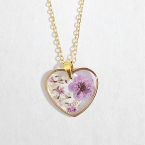 Collar Lool Corazón Flor Morada Narciso y Encaje Blanco
