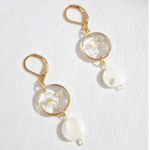 Aretes Lool flores Blancas con Madre Perla
